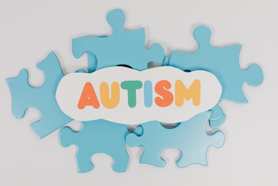 Rompecabezas de autismo con piezas etiquetadas como habilidades sociales, comportamientos repetitivos, habla y comunicación no verbal